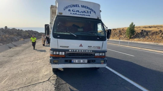 Elazığ'da kamyonla çarpışan otomobil hurdaya döndü: 1 ölü, 1 yaralı