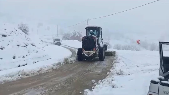 Elazığ'da kapanan 465 köy yolu için çalışmalar sürüyor