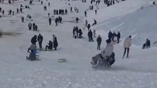 Elazığ'da kayak sezonu açıldı, vatandaşların kızakla kayma anları gülümsetti