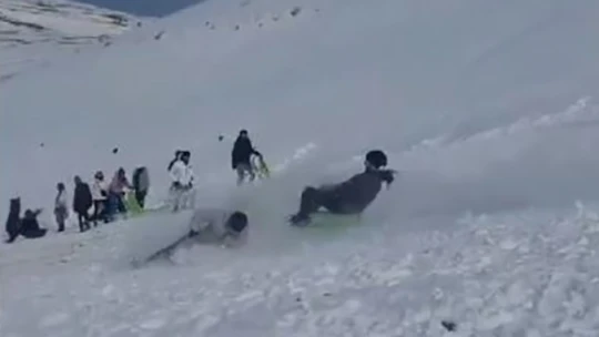 Elazığ'da kayak sezonu açıldı, vatandaşların kızakla kayma anları gülümsetti