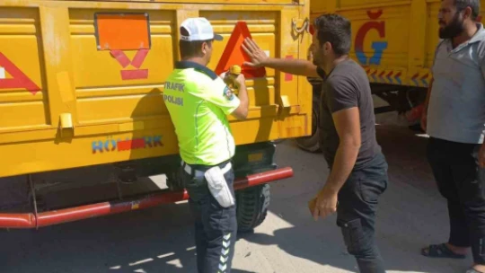 Elazığ'da kazalara karşı önlem, römorklara reflektör takıldı