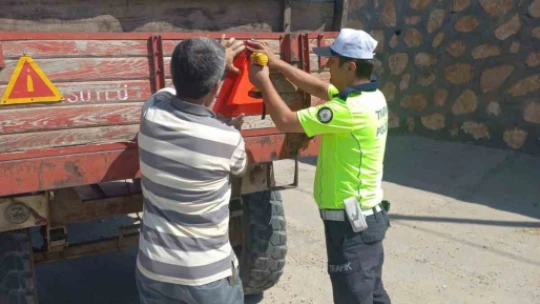 Elazığ'da kazalara karşı önlem, römorklara reflektör takıldı