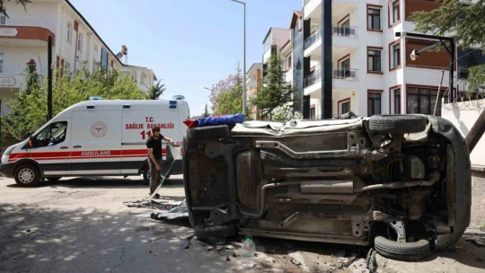 Elazığ'da kazaya karışan hafif ticari araç yan yattı: 1 yaralı
