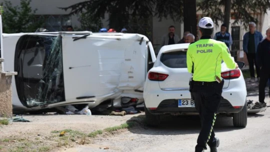 Elazığ'da kazaya karışan hafif ticari araç yan yattı: 1 yaralı