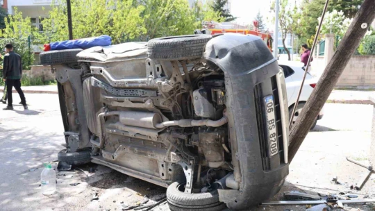 Elazığ'da kazaya karışan hafif ticari araç yan yattı: 1 yaralı