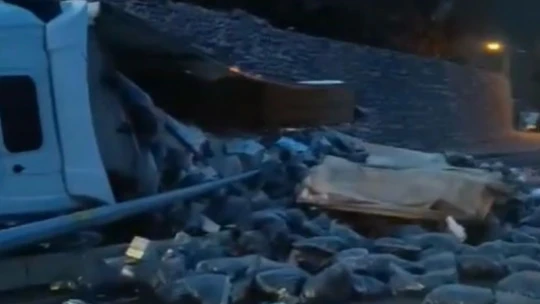 Elazığ'da kömür yüklü tır devrildi: 1 yaralı