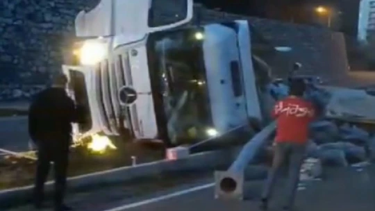 Elazığ'da kömür yüklü tır devrildi: 1 yaralı