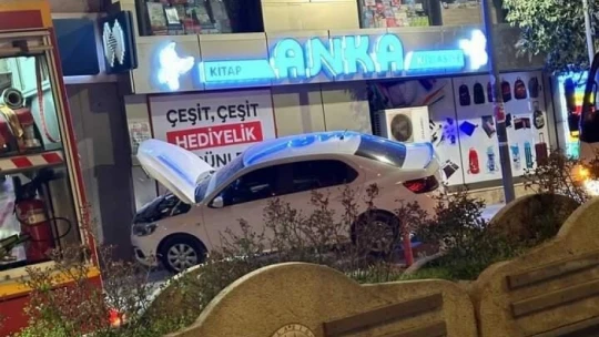 Elazığ'da kontrolden çıkan otomobil iş yerinin duvarına çaptı