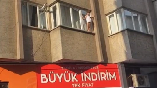 Elazığ'da korku dolu anlar: Küçük çocuk cama çıkınca vatandaşlar aşağıda çarşaf açtı