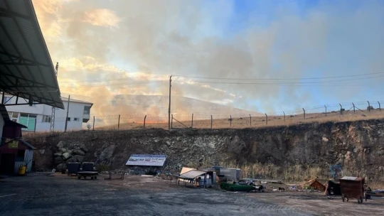 Elazığ'da korkutan yangın: Alevler büyük bir alana yayıldı