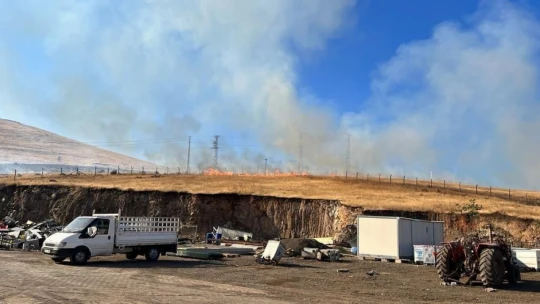 Elazığ'da korkutan yangın: Alevler büyük bir alana yayıldı