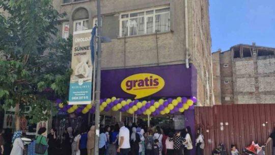 Elazığ'da kozmetik mağazası indirimi izdihama neden oldu