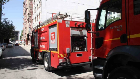 Elazığ'da metruk bina yangını