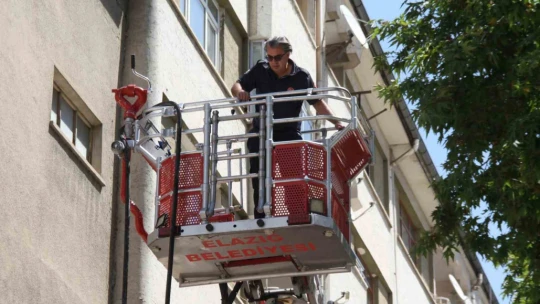 Elazığ'da metruk bina yangını