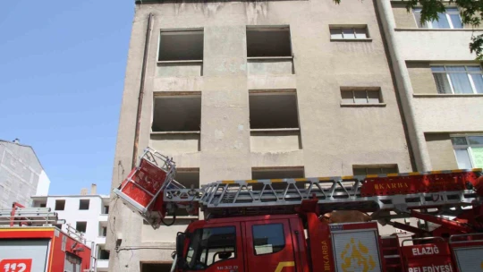 Elazığ'da metruk bina yangını