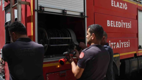 Elazığ'da metruk bina yangını