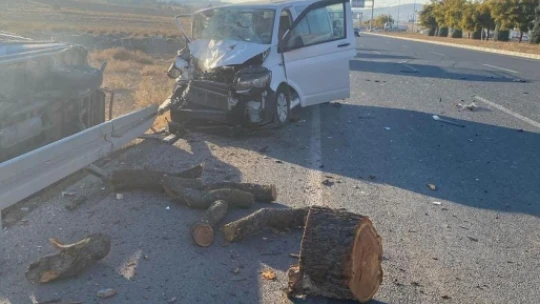Elazığ'da minibüs ile kamyonet çarpıştı: 2 yaralı