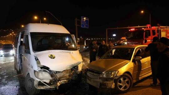 Elazığ'da minibüs ile otomobil çarpıştı: 5 yaralı