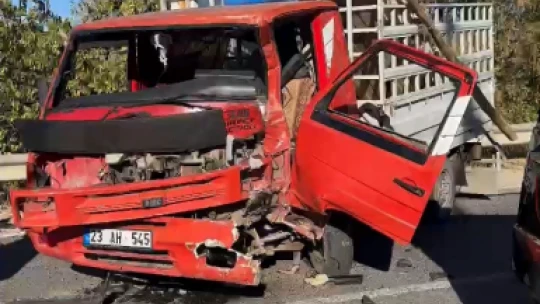 Elazığ'da minibüs ile pikap çarpıştı: 1 yaralı