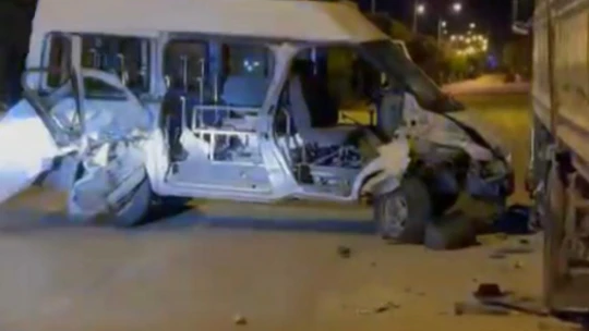 Elazığ'da minibüs park halindeki kamyona çarptı: 1 yaralı