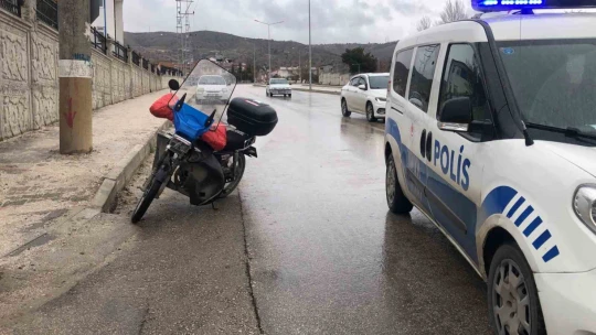 Elazığ'da motosiklet devrildi: 2 yaralı