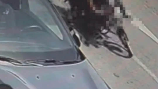 Elazığ'da motosikletin kadına çarpması güvenlik kameralarına yansıdı