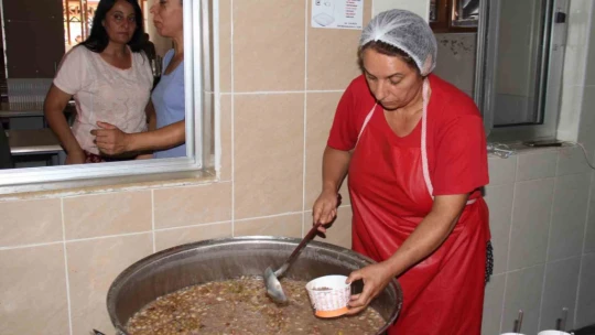 Elazığ'da Muharrem ayı dolayısıyla vatandaşlara aşure dağıtıldı