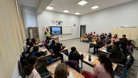 Elazığ'da öğrenci ve servis şoförlerine trafik eğitimi