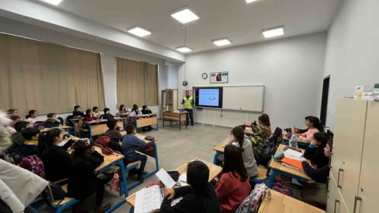 Elazığ'da öğrenci ve servis şoförlerine trafik eğitimi