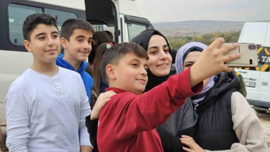 Elazığ'da öğrenciler, Cumhuriyet'in 100. yılında 100 fidan dikti