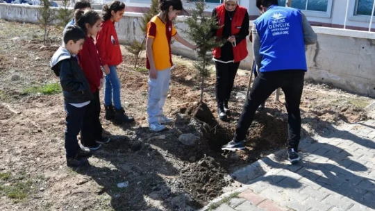 Elazığ'da öğrenciler fidanları toprak ile buluşturdu