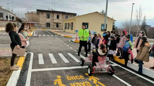Elazığ'da öğrencilere trafik uygulamaları anlatıldı
