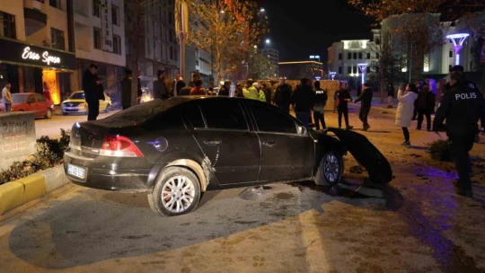 Elazığ'da ortalığın savaş alanına döndüğü kaza kamerada: 5 yaralı