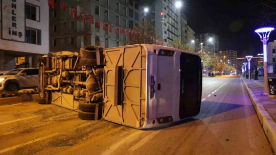 Elazığ'da ortalığın savaş alanına döndüğü kaza kamerada: 5 yaralı