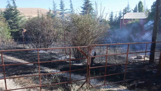 Elazığ'da örtü ve bahçe yangını