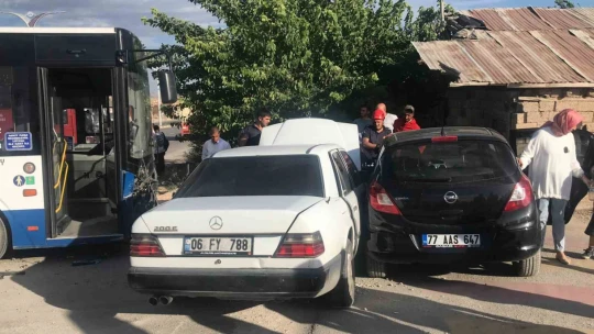 Elazığ'da otobüs 2 otomobile çarptı: 5 yaralı