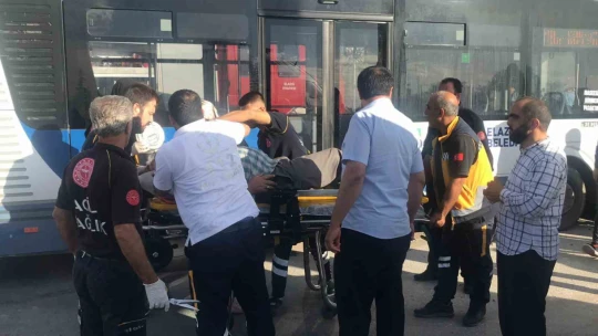 Elazığ'da otobüs 2 otomobile çarptı: 5 yaralı