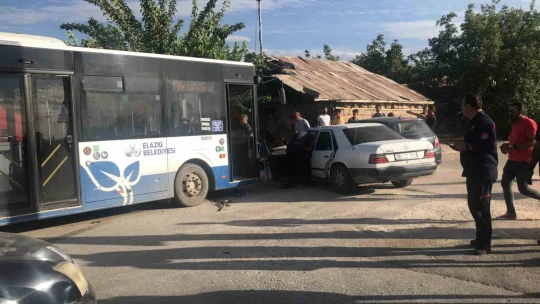Elazığ'da otobüs 2 otomobile çarptı: 5 yaralı
