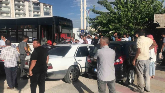 Elazığ'da otobüs 2 otomobile çarptı: 5 yaralı