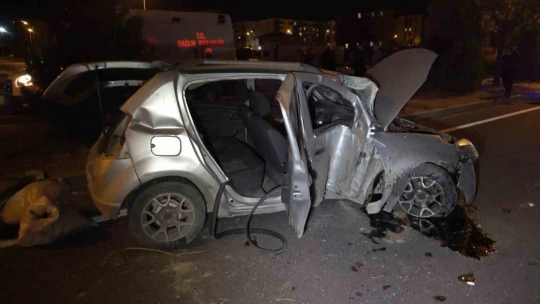 Elazığ'da otomobil ağaca çarptı: 3 yaralı