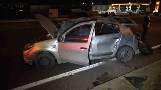 Elazığ'da otomobil ağaca çarptı: 3 yaralı