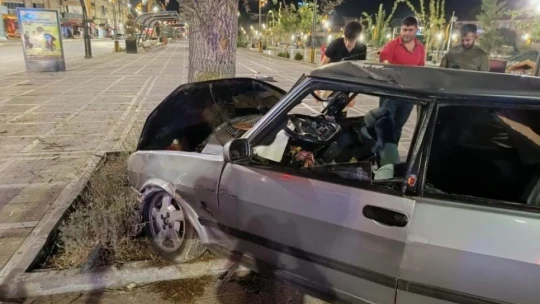 Elazığ'da otomobil ağaca çarptı: 4 yaralı