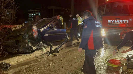 Elazığ'da otomobil ağaçları devirip takla attı: 2 ağır yaralı