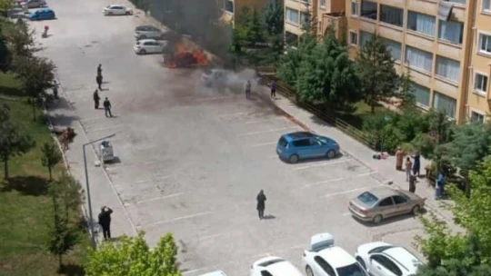 Elazığ'da otomobil alev alev yandı