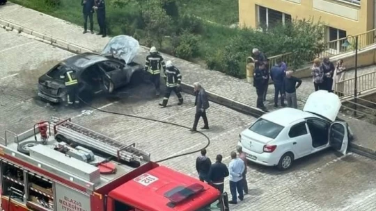 Elazığ'da otomobil alev alev yandı