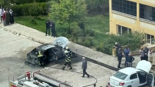 Elazığ'da otomobil alev alev yandı