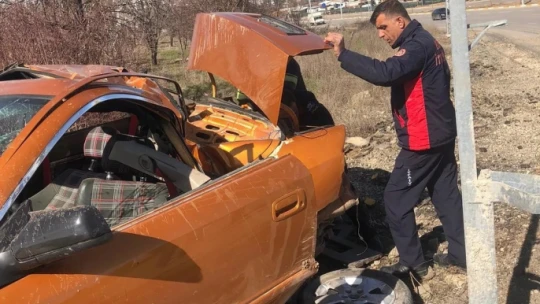 Elazığ'da otomobil aydınlatma direğine çarptı: 1 yaralı