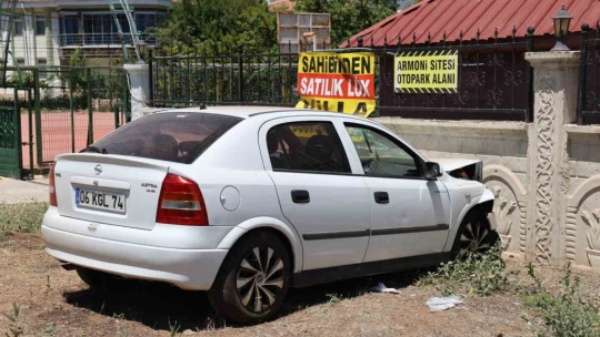 Elazığ'da otomobil bahçe duvarına çarptı: 5 yaralı