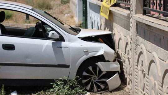 Elazığ'da otomobil bahçe duvarına çarptı: 5 yaralı