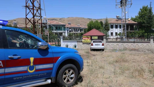 Elazığ'da otomobil bahçe duvarına çarptı: 5 yaralı